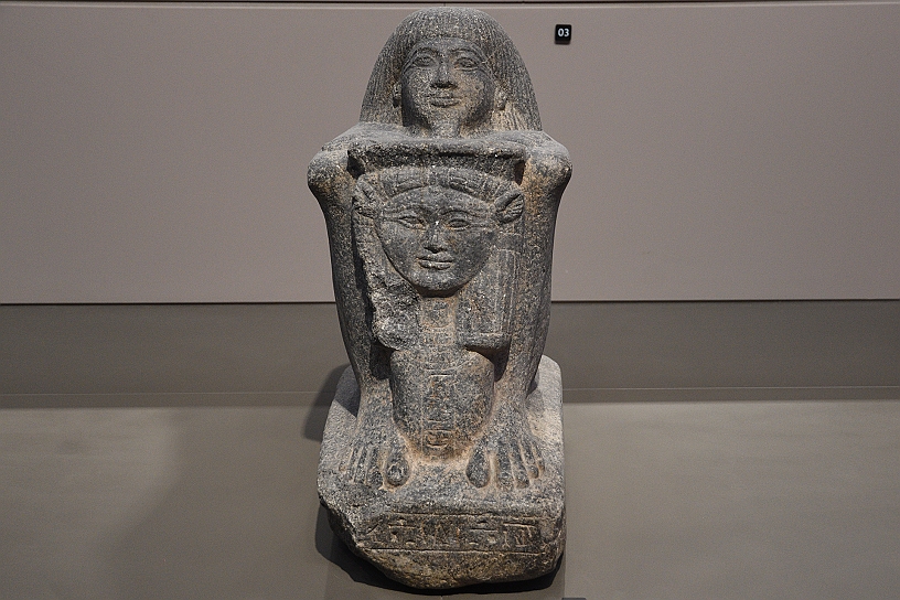 43 MAK_7109.jpg - Senenmut (... – 1462 a.C.) è ritratto in una "statua cubo" mentre abbraccia o sostiene la piccola Neferura, figlia della regina Hatshepsut, di cui era tutore.